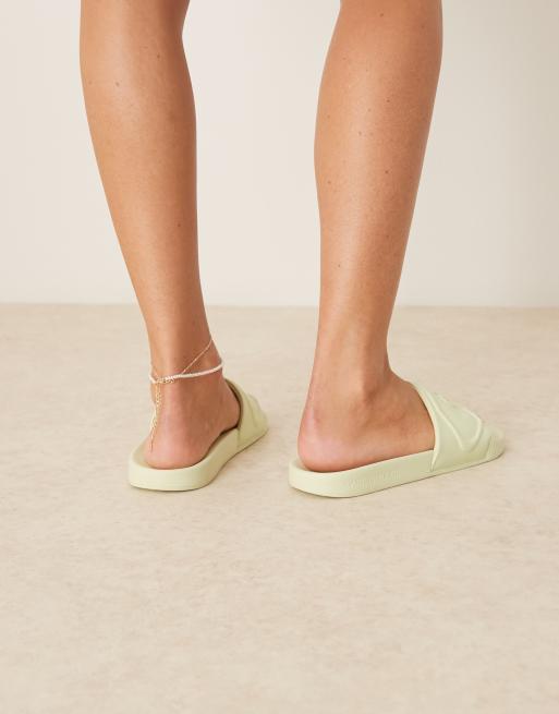 Sandalias verde pastel con logo en relieve de Calvin Klein, 2 de 4