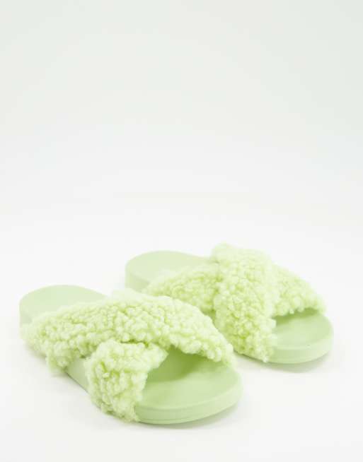 Sandalias verde salvia de borreguito Fiona de ASOS DESIGN