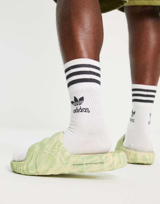 Sandalias verdes con camuflaje Adilette de adidas Originals | ASOS