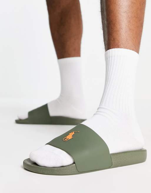 Sandalias verdes con estampado de camuflaje y logo de Polo Ralph Lauren