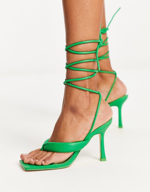 Sandalias verdes de tacón con puntera cuadrada y diseño anudado a la pierna de Public Desire