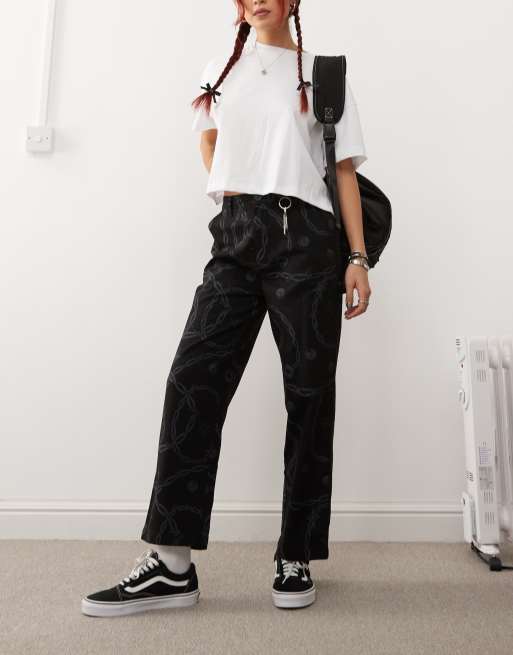 Santa Cruz – Carpenter-Hose in Schwarz mit tonalem Print