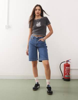 Santa Cruz - Flutter Flash - Loose-Fit-Jeans-Shorts in mittelblauer Waschung