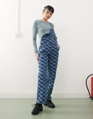 Santa Cruz - Jeans-Latzhose mit Logo und Schachbrettmuster in abgestimmten Blautönen