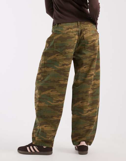 Santa Cruz – Klassische Barrel-Leg-Jeans mit dunklem Military-Muster , 3 von 5