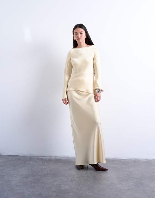 Satin-Set in Buttermilch mit Schrägschnitt