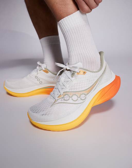 Saucony – Endorphin Speed 5 – Buty sportowe do biegania w kolorze kości słoniowej i pomarańczowym