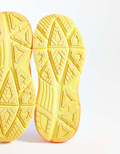 Saucony Guide 19 running trainers in ivory and fire, 4 of 5