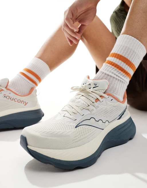 Saucony Hurricane 24 running trainers in vanilla and dusk, 3 of 5