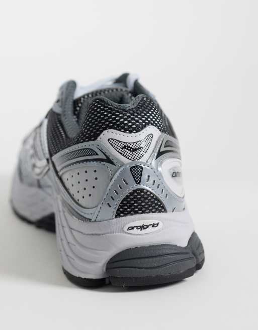 Saucony Progrid Omni 9 - zapatillas de deporte blancas, grises y plateadas, 3 de 5