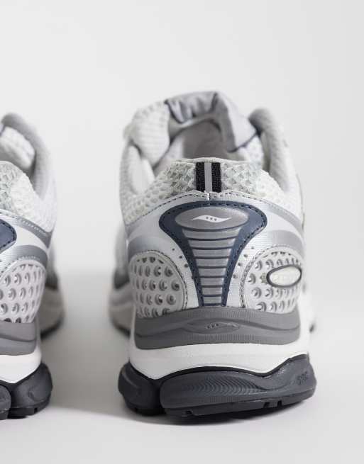 Saucony Progrid Triumph 4 OG trainers in silver and white, 2 of 5
