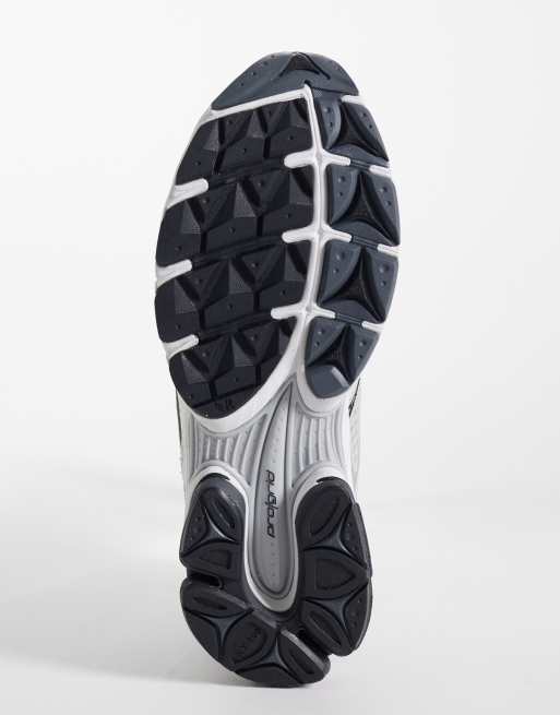Saucony Progrid Triumph 4 OG trainers in silver and white, 5 of 5
