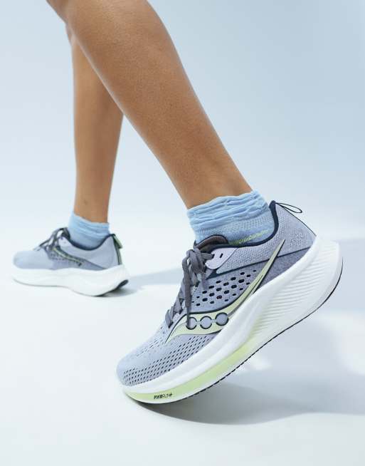 Saucony Ride 17 Neutral Sneakers da corsa colore blu iris e blu navy ASOS