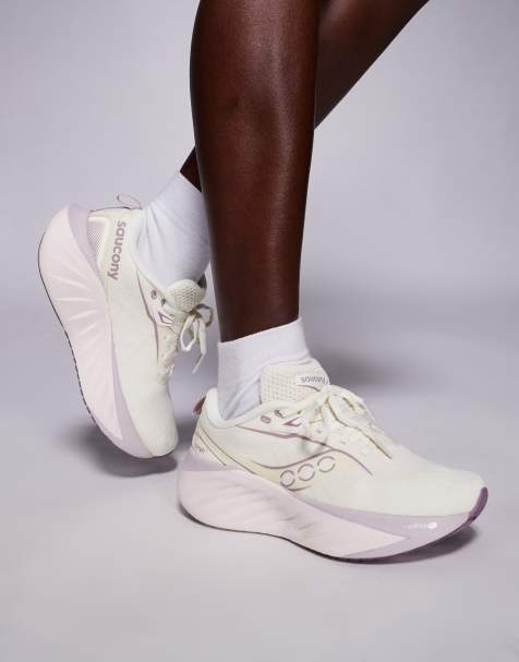Saucony Triumph 22 neutral cushioning trainers in vanilla - view 1