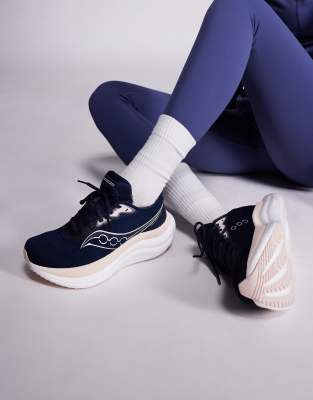 Saucony - Triumph 23 - Lauf-Sneaker in Marineblau und Cameo