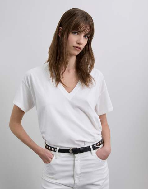 Scalpers – Basic-T-Shirt in Ecru mit V-Ausschnitt und Totenkopfmotiv - view 1