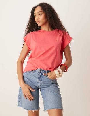 Scalpers - Basic-T-Shirt in Himbeerrot mit Totenkopf-Motiv
