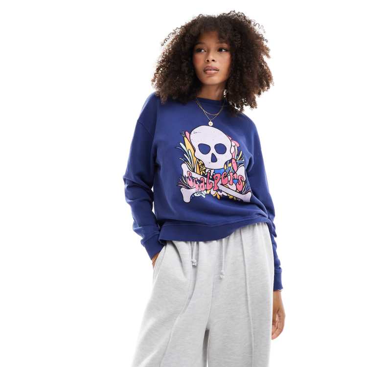 Scalpers – Bunter Pullover in Blau mit Totenkopf-Print ASOS
