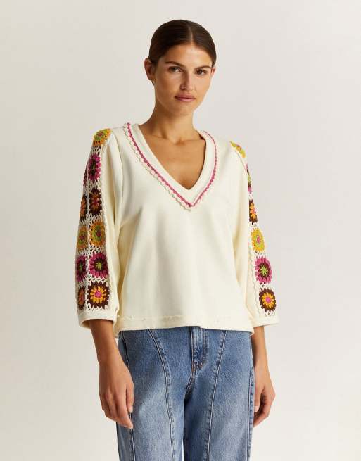 Scalpers – Bunter Pullover mit Häkeldetails