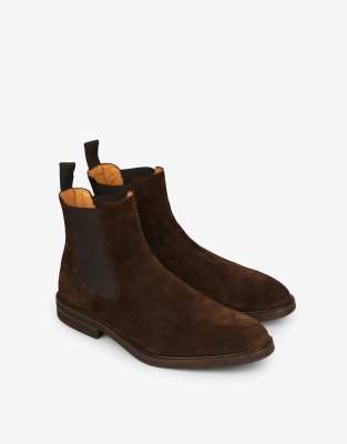 Chelsea boots in brown