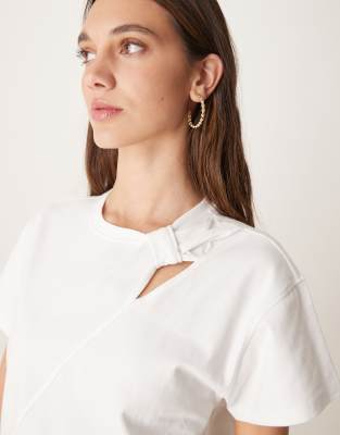 Scalpers Colar Open Tee In White