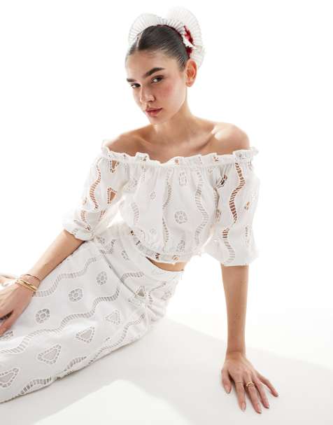 Scalpers embossed top in white - view 1