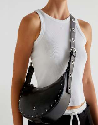 Scalpers eyelets moon bag in black  