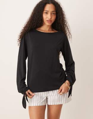 Ic knot tee in black