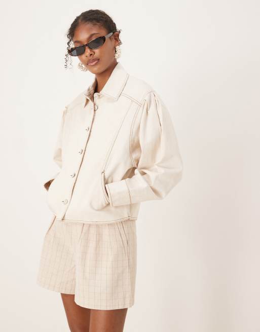 Scalpers – Jeansjacke in Ecru mit Faltendetails