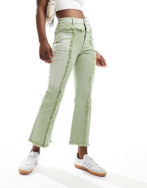Scalpers – Knöchellange Denim-Jeans in Hellgrün mit ausgestelltem Bein