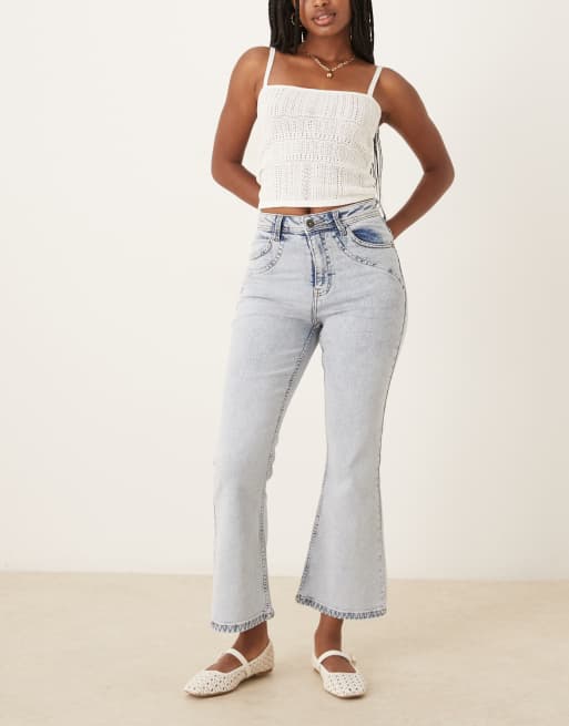 Scalpers – Knöchellange Jeanshose in hellem Indigoblau mit Ziernaht