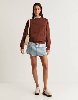 Scalpers - Pullover in Braun mit geprägtem Blumenmuster