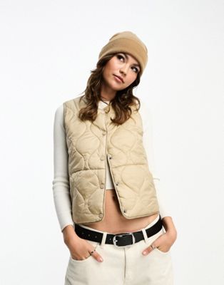 Scalpers quilted vest in sand