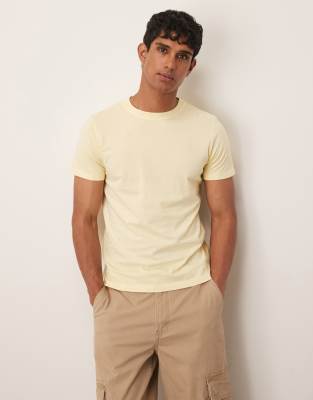 Skull tee in light yellow