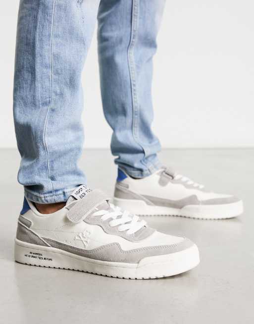 Scalpers – Sneaker in Weiß mit Totenschädel