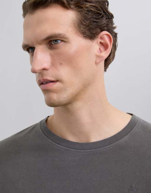 Scalpers – T-Shirt in Anthrazit mit farblich abgestimmter Totenkopf-Stickerei, 5 von 5