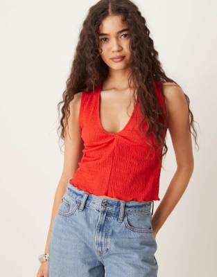 Scalpers - Wrinkle - T-Shirt in Rot mit Zierknoten-Dekolleté
