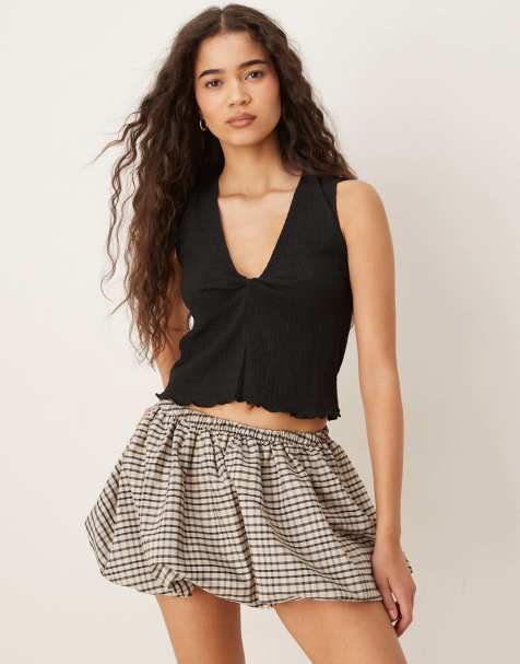 Scalpers – Wrinkle – T-Shirt in Schwarz mit Zierknoten-Dekolleté - view 1