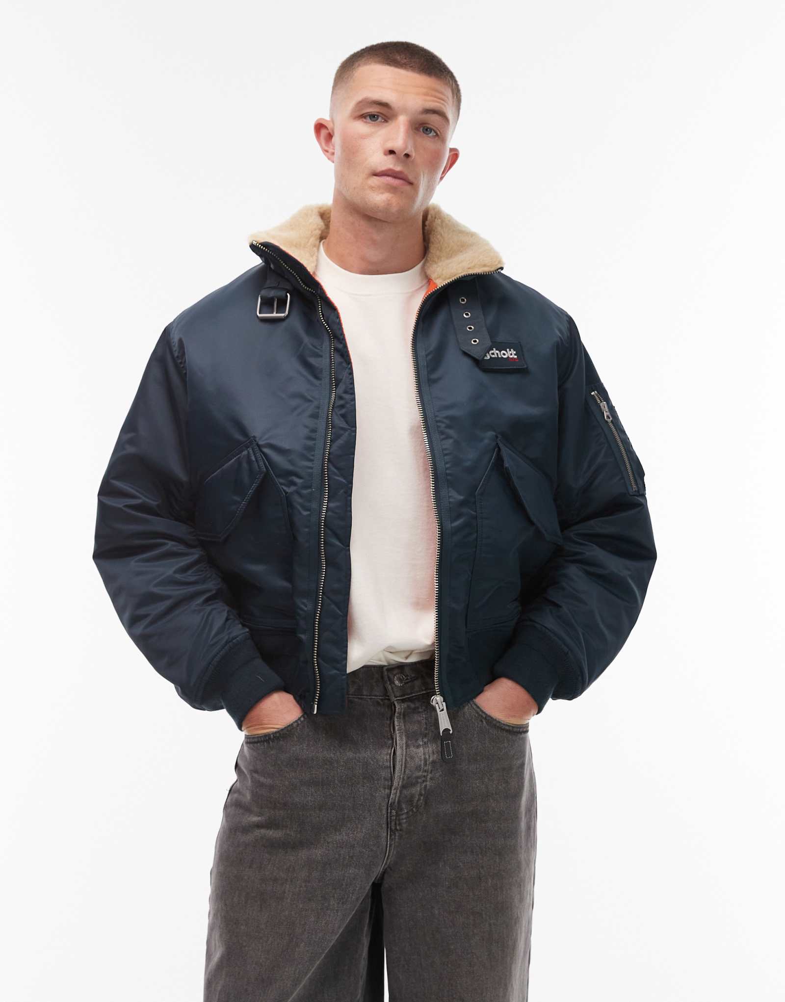 Накладной карман на молнии с логотипом Schott, укороченная куртка на подкладке с пряжкой и воротником из искусственного меха темно-синего цвета