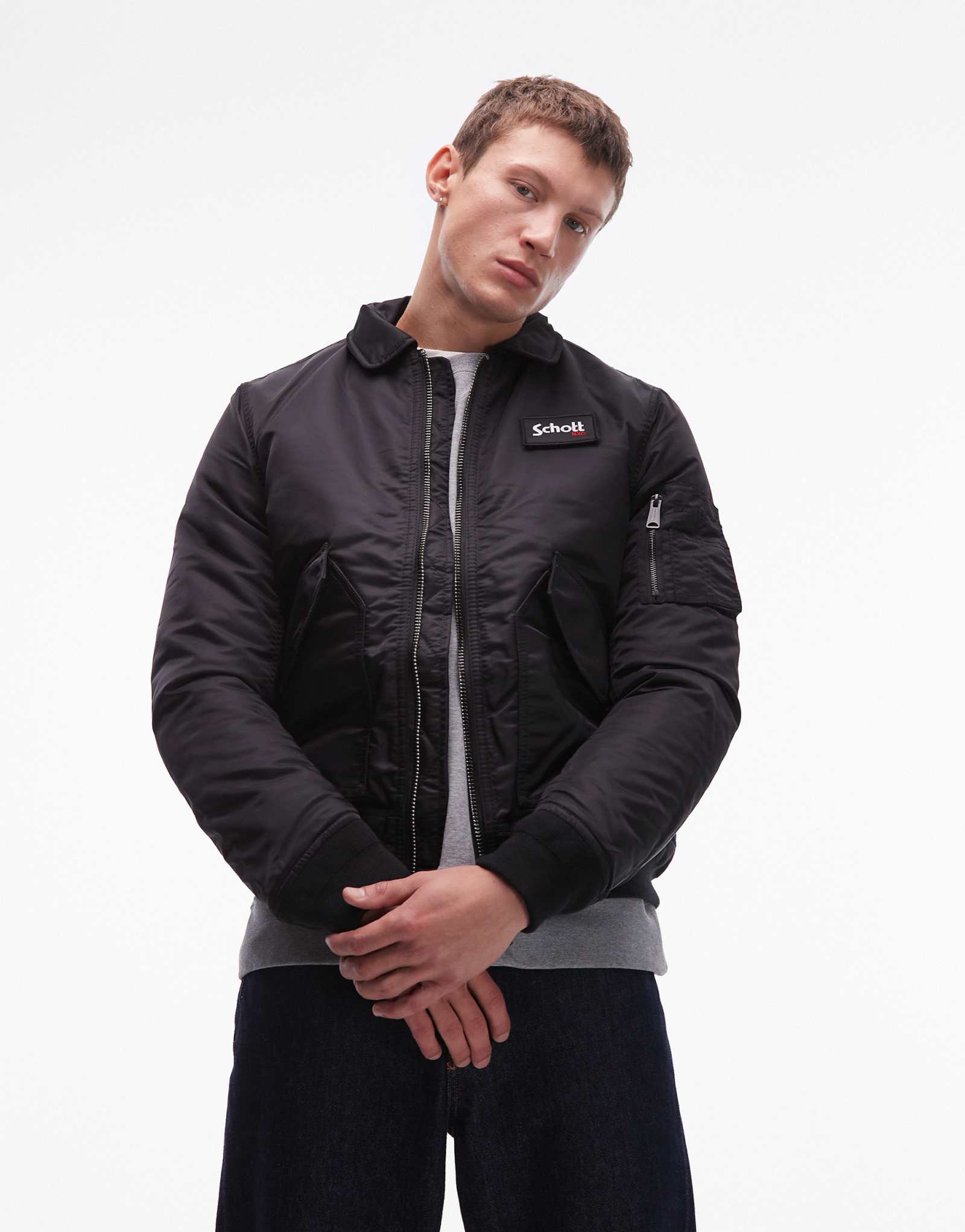 Укороченная стеганая куртка черного цвета с накладным карманом на молнии с логотипом Schott