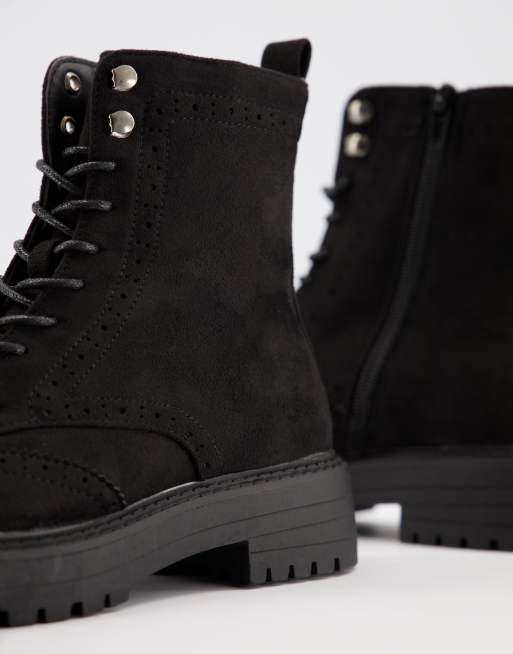 Schuh – Anabelle – Flache Stiefel mit Budapester-Detail zum Schnüren in schwarzer Wildlederoptik, 2 von 4
