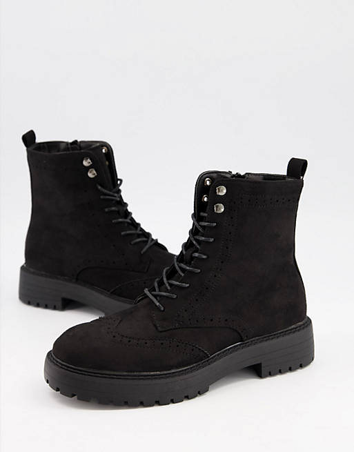 Schuh – Anabelle – Svarta platta boots i mockaimitation med snörning och broguedetaljer