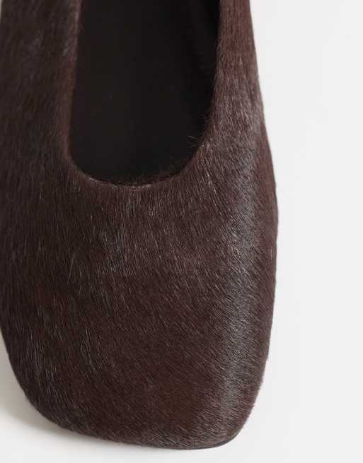 Schuh bailarinas cuadradas con pelo sintético efecto vaca en marrón, 4 de 4