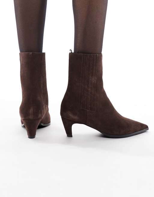 schuh - Betsy - Enkellaarsjes met kitten hakken in chocoladebruin suède, 4 van 4