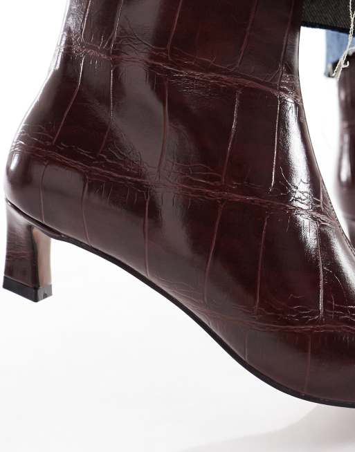 Schuh - Bexley - Bordeauxrøde ankelstøvler med spids snude og kitten-hæl samt krokodilletekstur, 3 af 4