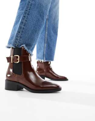 schuh - Cadie - Chelsea-Stiefel in Braun mit Schnalle und Absatz-Brown
