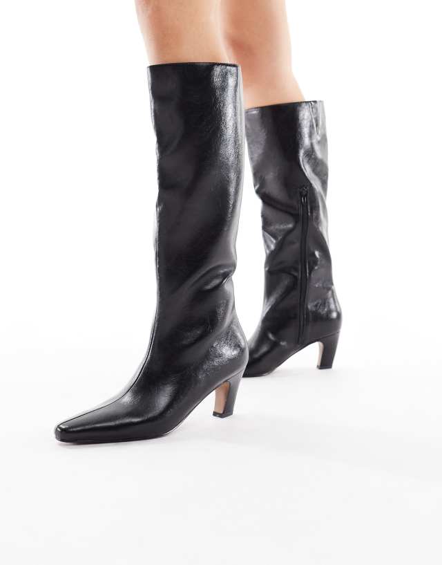 靴 Black by Vanquish Suede Ring Heels Boots schuh Delia kitten heel knee boots in black crackle | ASOS