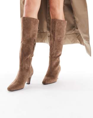 schuh - Delia - Kniehohe Stiefel in Mokka aus Wildlederimitat mit Kitten Heel-Braun