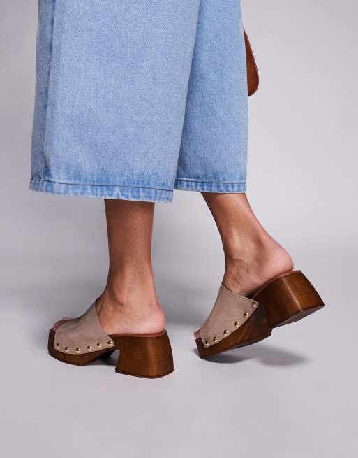 schuh Exclusive Via heeled clog sandals in cream suede, 4 of 4
