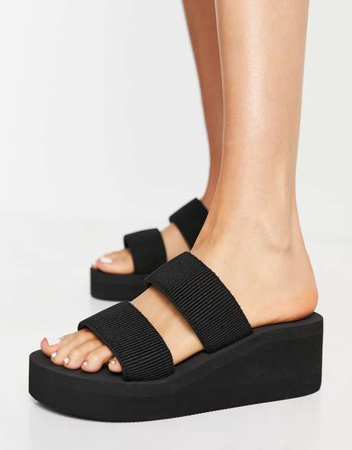 Schuh – Flache Sandalen mit Plateausohle und zwei Riemen in Schwarz, 2 von 4